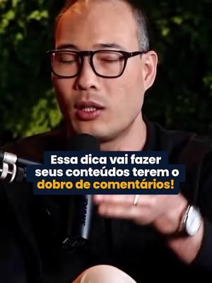 Como um post pode se tornar um fórum de discussões? 👉 Tudo começa com um bom gancho. Algo que faça o leitor parar, refletir e querer compartilhar sua opinião. Por exemplo: “Melhor horário para postar? Será que existe mesmo?” Esse tipo de pergunta provoca debate e estimula comentários, pois todos têm uma opinião a compartilhar. A partir daí, você pode ampliar o engajamento fixando comentários divergentes, o que incentiva ainda mais discussões nos seus posts. 💡 Mas o verdadeiro potencial está no que vem depois: o momento em que você responde aos comentários. Ao invés de apenas curtir ou agradecer, faça uma nova pergunta. Por exemplo: “Interessante sua visão! Como você percebe o impacto disso no seu nicho?” Isso mantém a conversa fluindo e mostra que você está realmente engajado com sua audiência, o que aumenta a percepção de autoridade e valor no seu conteúdo. 🏆 Essa abordagem não só cria um espaço mais interativo, mas também melhora sua visibilidade nas plataformas. A lógica é simples: quanto mais interações, maior será o alcance do seu post. Então, ao planejar seu próximo conteúdo, lembre-se: perguntas são poderosas. Elas criam conexões, geram insights e transformam comentários em ouro para o seu crescimento digital. Faz sentido? 🎬 Recorte do @excepcionaispodcast #marketingdigital #dicasdeinstagram #midiassociais #influenciadoresdigitais #conteudodigital #redessociais #marketingestrategico #marketingdeconteudo #socialmediabrasil #conteudodevalor #gestaoderedessociais