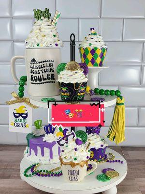 Carnival season is here !! #mardigrascupcakes #mardigrascake #fakemardigrascake  #mardigrasminimug  #greatembellishments #mardigras #mardigras2025 #carnivalseason #Louisiana #Nola  #mardigrasmugtopper  #mardigrastiertray #mardigrastieredtray #tieredtraydecor #mardigrasdecorations  #mardigrasdecor #mardigrasbeads 