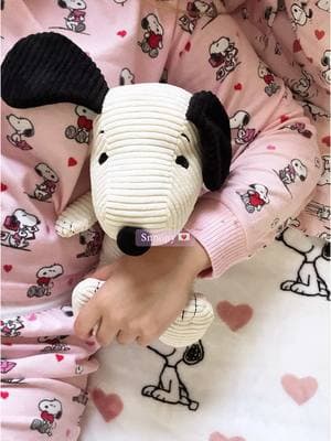 I love Snoopy so much🩷 I can’t get over this shade of pink and how cute snoopy looks against it! @Snoopy @Bon Bon @American Eagle @HomeGoods  #snoopy #snoopydog #peanutsgang #bonbontoys #homegoodsfinds #bedding #snoopypjs #cute #pink #cozy #americaneagle #plushies 