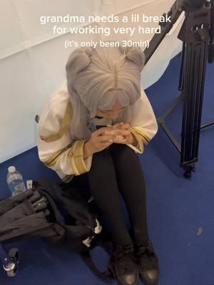 poor Frieren had to wake up early #frierenbeyondjourneysend #frieren #cosplay #hamucotton 