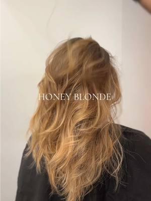 Effortless 🍯 #nyccolor #nychairstylist #nycsalon #nycbalayage #nycbalayagehighlights #nychaircut #nycblonde #nyccolorist #nychighlights #honeyblonde #honeyblondehair 