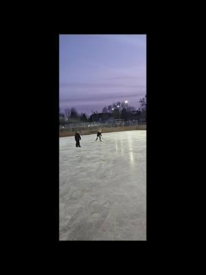 #outdoorrink #hockeyoutdoors #hockeyboys  #hockeyrinks 