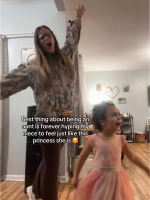 Dancing in the dinning room singing Elsa is a must… ❄️👑☃️ #olaf #elsa #frozen #elsaandana #disney #niece #crazyaunt #auntjess #mixedbabies #viral #trending #fyp #howcute #loveher #babi 