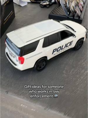 Gift ideas for someone who works in law enforcement #police #policehusband #leowife #copwife #giftideas #thinblueline #policegifts 