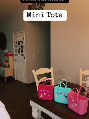 This mini tote bag would make the perfect Valentine's Day gift, run before they're out of stock to make sure they get here in time for the big day!! @Miniso Official #valentinesdaygift #giftsforher #minitote #totebags 