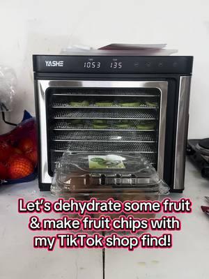 I love fruit chips!! First we’re doing kiwi and decided to throw in some orange for fun. Tomorrow I am making cinnamon apple chips & some fruit strips! 🤤 🍎 #dehydratedfruit #dehydrated #yum #dehydrator #fancy 