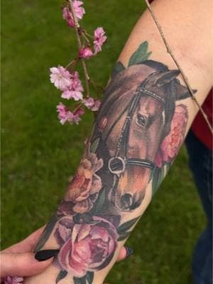 Stunning horse tattoo by Connor. To see more of her work, visit her on IG #tattooartists #tattoodesign #tattooideas #tattoosession #tattoostudio #horsetattoo #animaltattoo 