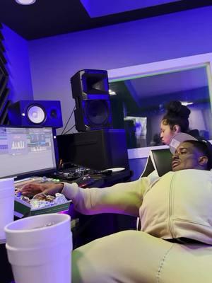 When a big dude get in the studio 😂😂😂 #bigdude #bigguys #fatguy #studio #rap #viral 