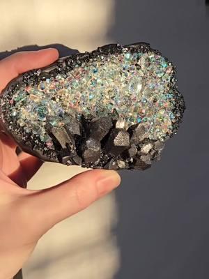 Ugh the sparkles✨️💖 I originally had some glass pieces inside of this (ones from Micheal's for floral arrangements), but they didn't work how I wanted. But I added glass diamonds to it inside, and it's so pretty! This is the largest geode I've made, and I was to try and make another that's even larger.  ___________ Sculpted with polymer clay, glass rhinestones, and diamonds✨️ * * * * * * * * * #polymerclayart #polymerclay #clayart #clayartist #geode #geodeart #crystals #crystalvibes #crystalobsession #uniquewallart #uniqueart #wallartwork #wallsculpture #SculptureArt #sculpture 