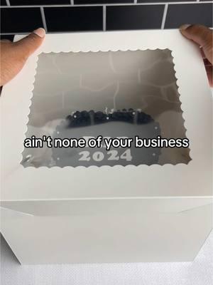 Let’s stop charging premium prices for cakes we pack in boxes held together with duct tape and a prayer 😭😭 #cakeboxes #custompackaging #bakingtips #caketransportation #bakingbusiness #professionalbaker #bakerybranding #smallbusinessowner #bakersofinstagram #packagingmatters #cakepackaging #brandingtips #bakerylife #cakebusiness #supportsmallbusiness #handmadewithlove #floridabaker 