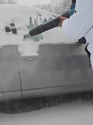 Limpiar tu carro con este soplador te hará ahorrar tiempo #leafblower #blower #cordlessblower #snow #nieve #snowcleaning #cleaningcarfroms #tiktokshopping 