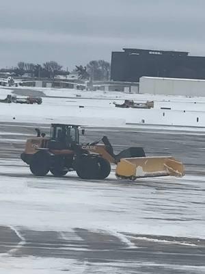 So that’s how they do it  #snow #ice #snowstorm #missouri #weathertok #snowforecast #stl #airport #planespotting #planes #airportlife #winterweather #snowday #winter #fyp 