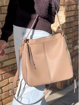 The must-have hobo bag for the winter szn! 👜✨ #hobobag #totebags #fypシ゚viral #tiktokmademebuyit #tiktokshopfinds #treasurefinds #taupe #2025 #winterfashion #deals #sugubag 