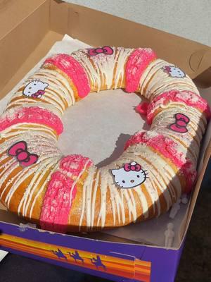 HELLO KITTY ROSCA? You know I had to!!!! @evelynsbakeryy on IG, LOCATED in South Gate 😍😍😍😍 it’s so gorgeous! #hellokitty #hkrosca #hellokittylover #hellokittystuff #rosca #roscondereyes