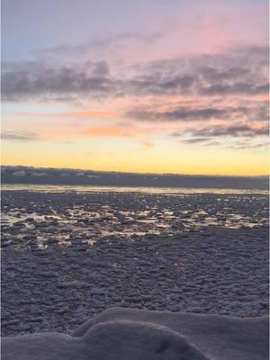 Relax for a minute #sunrise #sunrisemusic #lake #lakemichigan #newyear #relax #ice #snow #chill #northwestern #chicago #lakeday #fyp