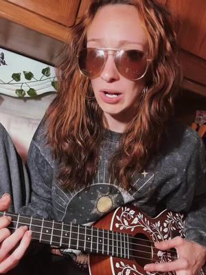 Would someone please come play this damn ukulele for me #alanismorissette 