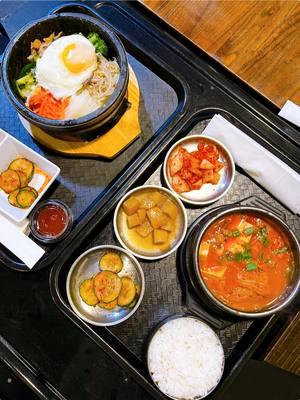 Cold day in Utah 🤝🏻 Korean food #saltplatecity #slc #utah #utahliving #utahlife #slcfood #slcfoodie #slcfoodies #utahfood #utahfoodie #koreanfood #bibimbap #mandu #tofu #kimchi 