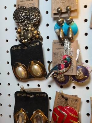 Would you buy a pair? You like the concept? #vintagefashion #vintageaccessories #vintagejewelry #fashiontiktok 