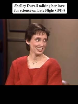 So many talk show hosts have underestimated Shelley’s intelligence like in this clip with David Letterman and it’s so frustrating but she’s always so charming and poised! 👑 Did you know Shelley was on the path to become a scientist before she was discovered in Houston? #shelleyduvall #davidletterman #interview #latenight #80s #actress #nostalgia #talkshow 