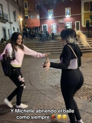 Esa Michelle, siempre haciendo el hambiente #bailadora #Callejondelbeso #Guanajuato 