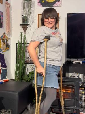 Throw that ass in a circle. #amputee #lauralea #crutches #transition #challenge2025 