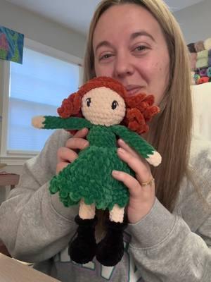 Love how this custom turned out! 😍 p a t t e r n @madelinemaeco for the doll @Kate for the hair y a r n @hobbii_yarn  #crocheter #crochet #anothermagicaladventure #amigurumi #crochetinspo #crochetinspiration #crochetideas #custom #doll #customorder #irishvibes #green 