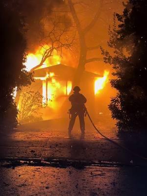 Los Angeles County Fire Engine 169 FF being pushed back from the heat of a house on fire from the #eatonfire in #pasadena #fyp #firefighter #lacfd #losangelescounty 