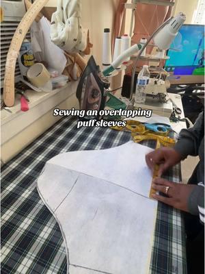 This is a stylish fun sleeve. #sewingtutorial #sewingtiktok #sewingforyoupage #diysewing #nigerian #asoebistyles #sewist #africantiktoker #christaintiktok 