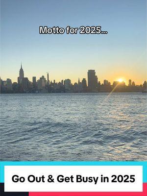 Let’s have a year 🙌 #dontsithome #motivation #inspiration #dalecarnegie #quotes #sunrise #morningvibes #nycskyline #empirestateofmind #empirestate #empirestatebuilding #nyc #hoboken #hobokennj #hudsonriver #river #getbusy #lifeisshort #dowhatyoulove 