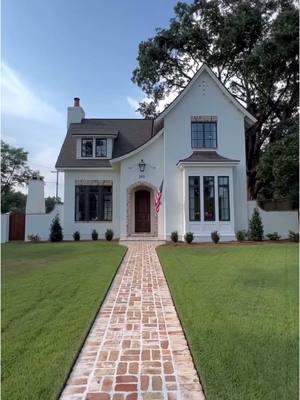 A tour of Wildflower Lane Cottage.  Designed by @bobchathamcustomhomedesign  Built by @frostholm_const  #homielovin  #homieinspo  #interiordesign  #cottage #homedecor  #exteriordesign  #customhomes