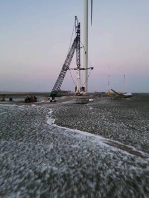 Winter wonderland #onthedog #fypage #fypシ゚viral #fyp #cranetok #crane #craneoperator #cranelife #block #counterweight #unionoperator #bluecollarboys #bluecollar #hardhat #overtime #liebherr #dirtyhandscleanmoney #greenenergy #ltm1750 