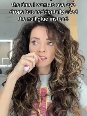 To this day, I still won’t keep nail glue anywhere near my vanity #wavycurly #nailglue #mishap #naturallywavy #onthisday 