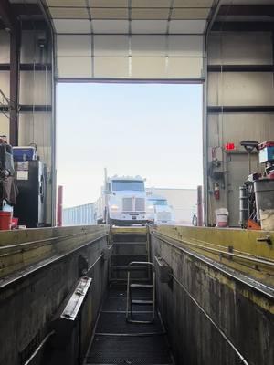 Servicing your trucks is key to being successful in the industry. #utahcowboy #cowboyup #staufferstowing #heavywreckerlife #towtok #jerrdan #35ton #intheditch @Gazza_6.7 