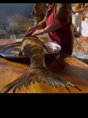 They're baking huge carp fish in a tandoor. #carpfish #huge #ukraine #villagecuisine #bakingrecipe #tandoori #monaco #algria #kazakhstan 