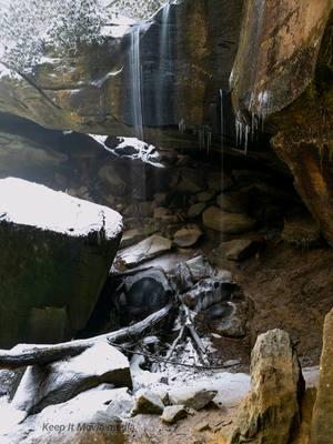 Got to see Whittleton arch in the snow and the waterfall was flowing some! Seeing this waterfall flowing was high on my adventure bucket list. Happy waterfall Wednesday!   #explorerpage #explorekentucky #waterfall #kentuckylife #adventure #arch #snow #ice #snowstorm #Kentucky #getoutside #adventure #visitkentucky 