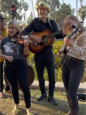 Pickin’ and grinnin’ with friends! 😊 @Nora Germain 🎻 @watertowerband #bluegrass #banjo #jazz #violin #goldtone #watertowerwednesday 