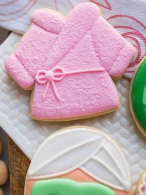 Pink robe cookie decorated with royal icing and a fuzzy texture. #cookiedecorating #royalicing #sugarcookies #bacheloretteparty #spaweekend #customcookies #cookietutorial #southstreetcookies 