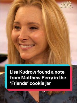 Lisa Ludrow reveals that she recently found a note from Matthew Perry in the #Friends cookie jar ✏️ #lisakudrow #matthewperry #drewbarrymore 