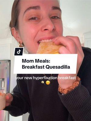 This is the best breakfast quesadilla recipe… in my opinion ofc 😜 Super simple and easy breakfast idea for moms or anyone who doesn’t have a lot of time in the morning - #breakfastquesadilla #easybreakfastidea #mommealideas #mommeals #stayathomemomtok 