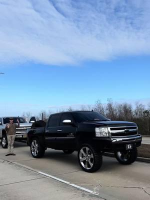 she ain’t seen daddy in a minute #squattedtrucks🤢 #cruzinbayou #top75 #silverado #louisiana #6sand7s #g13 #bluecollar #country 