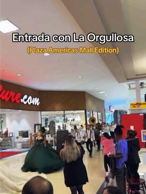 Entrada de lujo con La Orgullosa en el Grand Opening de @Antonella Quinceñeras 👸🏻 #yeslaorgullosamijá #odg #gto #banda #htown #htx #plazaamericas #mall #xv #quinceañera #lacuichi #arribapichataro #tx #fy #fyp #fyy #parati #mx #laodgentusxv #mex #antonellaquinceañera 