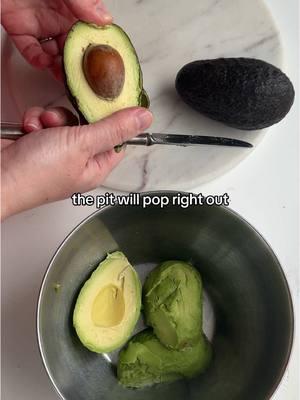 Have you ever tried this 🥑 method for removing avocado pits?  #cookingtip #cookingtips #cookinghack #avocado