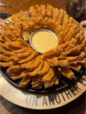 We lovvvvve some @Outback Steakhouse !! What’s your order ?? I CRAVE this specific food order 😍😍 #chelseats #chelseatsapproved👍🏽 #outbacksteakhouse #bloomingonion #steak #tangytomato #salad #yummy #foodies 