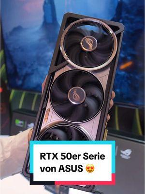 Was. Eine. GRAFIKKARTE! 😵‍💫 Die neue Asus ROG Astral RTX 5090 ist da – und was ist das für ein Brecher! 💪 Mit drei Lüftern vorne, einem zusätzlichen hinten und einem fetten schwarzen Kühlkörper stemmt sie bis zu 575 Watt TDP. ⚡ Dazu gibt es eine dezente RGB-Beleuchtung und den neue Astral-Schriftzug auf der Backplate. Doch auch die schlankere RTX 5070 Ti überzeugt mit ihrem semi-transparentem Look. 🎮 Welche der neuen Asus RTX 50 Karten gefällt euch am besten? 😍 @ASUS ROG DACH  #asus #asusrog #geforce #geforcertx #rtx5090 #rtx5080 #rtx5070ti #nvidia #gaming #gamingpc #pcgaming #ces #ces2025 #technik #tech