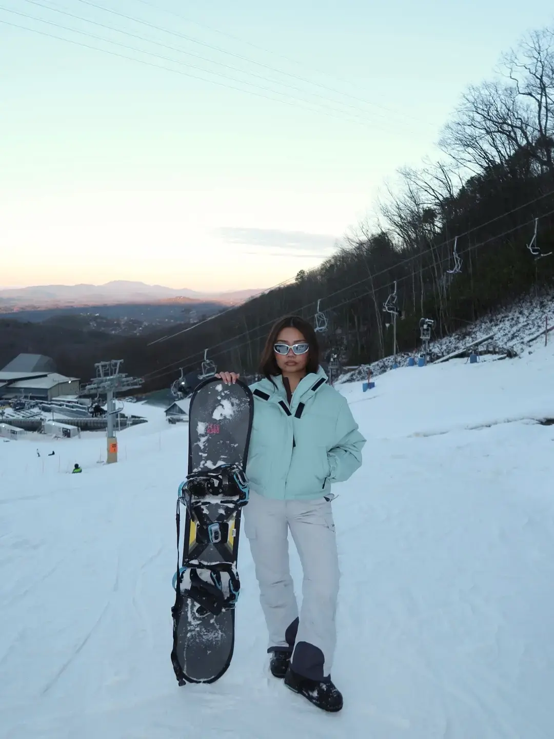 getaway to gatlinburg for some shredding 🏂❄️⛷️🩵🥶 #gatlinburg #gatlinburgtennessee #obermountain #snowboarding #skiing 