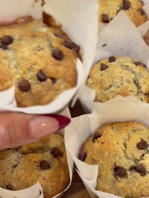 Chocolate chip Muffins  Recipe: 1 ½ cups flour ½ teaspoon salt 1 teaspoon baking soda ¾ cup my normal sweetener (or ½ cup of sugar) 2-3 bananas  1 large egg ½ cup avocado oil 1 teaspoon vanilla extract Chocolate chips  Bake for 20 minutes at 375°F #chocolatechip #muffins #chocolate #chocolatechipmuffins #Recipe #Recipe #recetas ##Receta #EasyRecipe #fyp #fypシ  