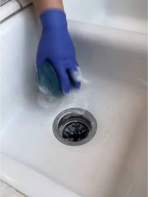 Bar keepers friend isn’t the greatest smelling, but she puts in work!  * * * * * * * * * * * * * * * #sinkscrub #barkeepersfriend #sinkcleaning #scrub #clean 