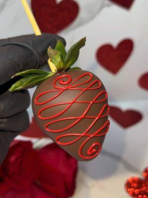 My favorite drizzle design ♥️🌹✨ #magalissweets #treatmaker #valentinesdaytreats #vdayberries #chocolatecoveredstrawberries #fresasconchocolate #valentinesdaydessert #valentinesdaygift #drizzle #colourmill #fyp 