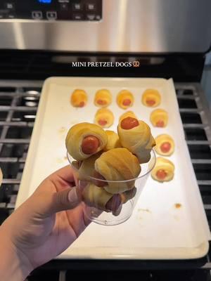 mini pretzels dogs 🥨 #auntieannes #pigsinablanket #snackhack #littlesmokies #partyfood #minicorndogs #snackideas #EasyRecipe #BakeWithMe #baking #recreating #MomsofTikTok #fy #fypage 