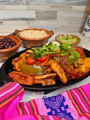 Cajun Chipotle Chicken fajitas...  Algo leve para la dieta 🙈🤣 . . . . . . #Fajita #fajitas #fajitasdepollo #chickenfajitas #cookingwithicook #2025willbemyyear #recetas #healthyfood #fit food #ladieta #cookingvideos 